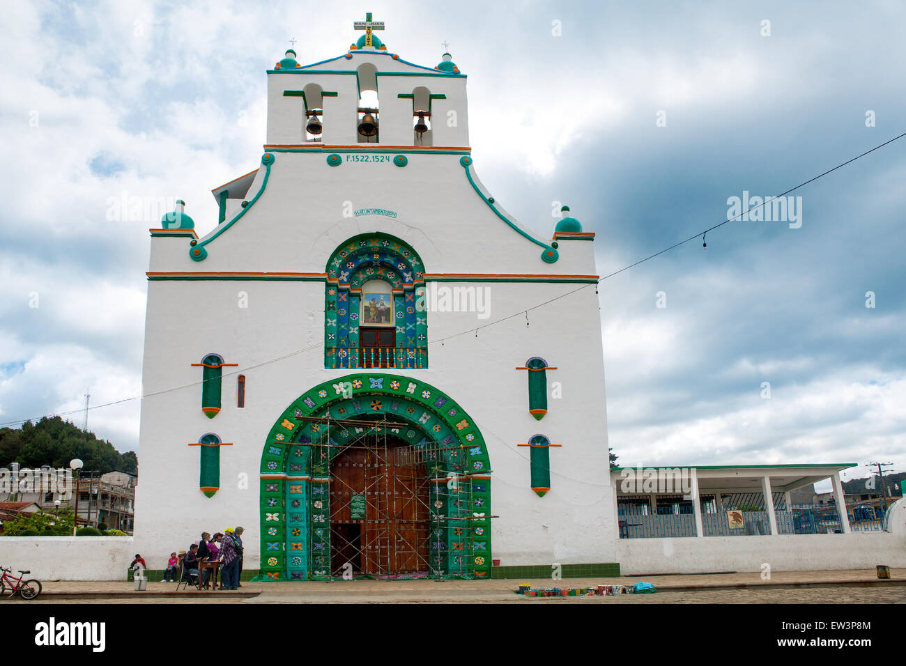 San Juan Chamula, Chiapas, Mexiko - 10. Mai 2014: Menschen stehen sich vor den bunten Kirche. San Juan Chamula ist ein ver Stockfoto
