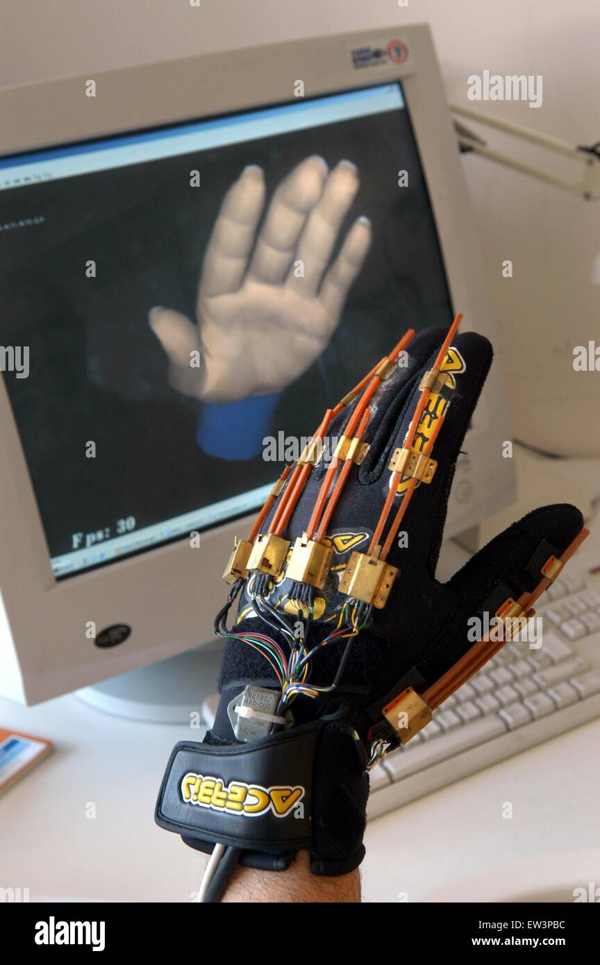 Erweiterte Schule St.Anna von Pisa (Italien), PERCRO Labor, Forschung auf der virtuellen Realität; Handschuh für die virtuelle Realität Stockfoto