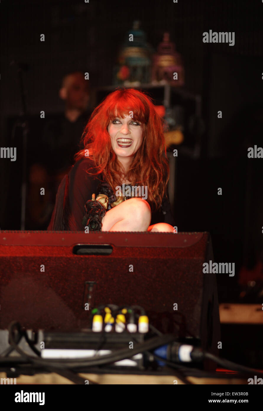 Datei-PIC: Glastonbury, UK. 2009. Florence and The Machine Headline Glastonbury Festival auf Freitag, 26. Juni 2015 Nachdem die Foo Fighters absagen musste. 2009 wurde Florence Welch und ihre Band beim Glastonbury Festival zum ersten Mal in der John-Peel-Zelt führen. Stockfoto