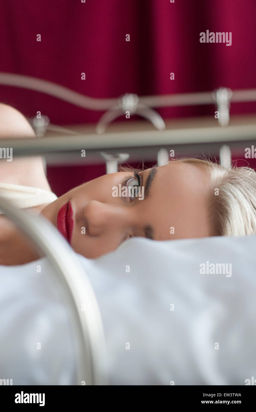 Schöne junge Frau im Bett Stockfoto