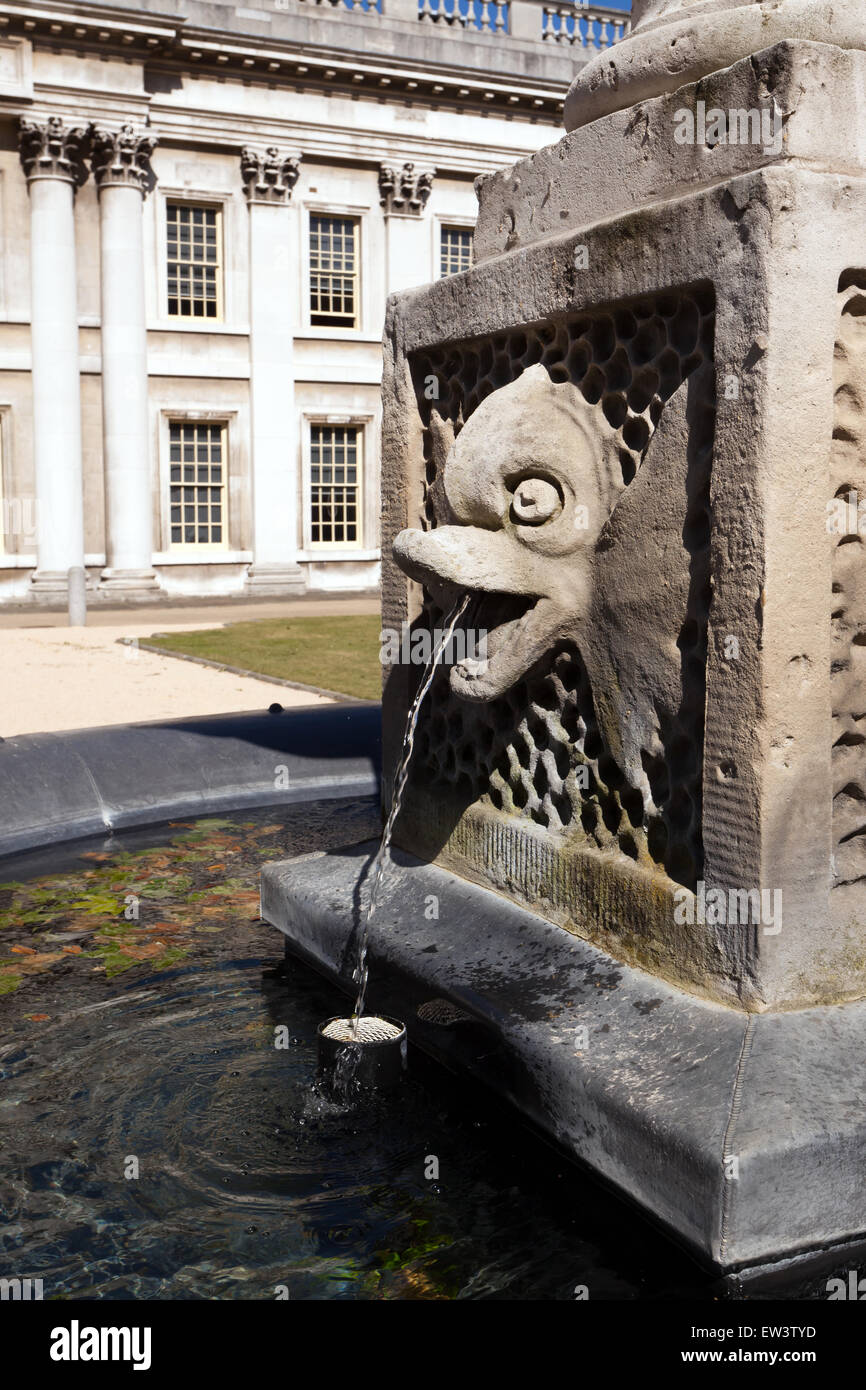 Dekorative Stein Delphinbrunnen auf dem Gelände der alten königlichen Nabel Collage, Greenwich. Stockfoto