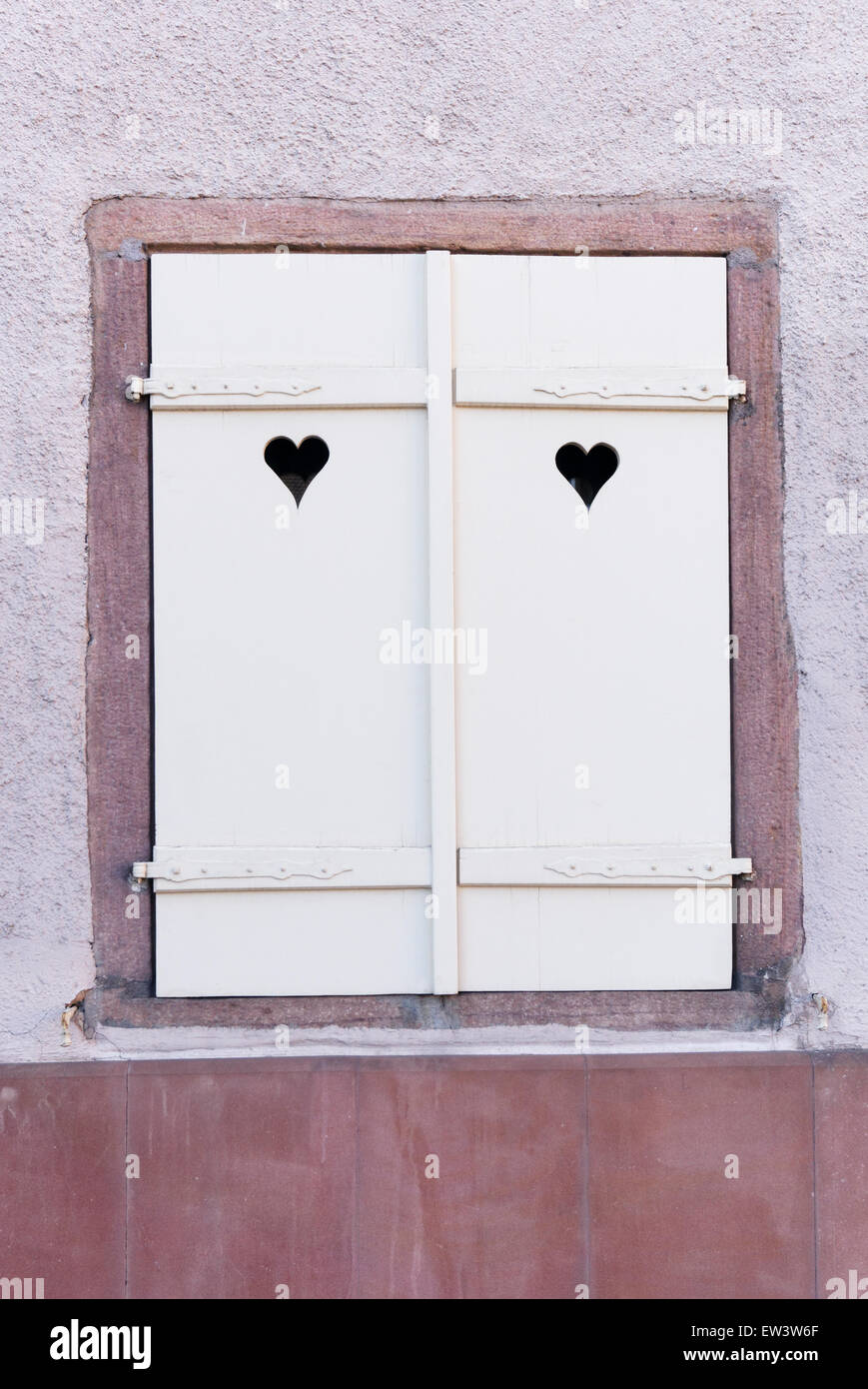weiße Fenster Rollladen mit Herzen Stockfoto