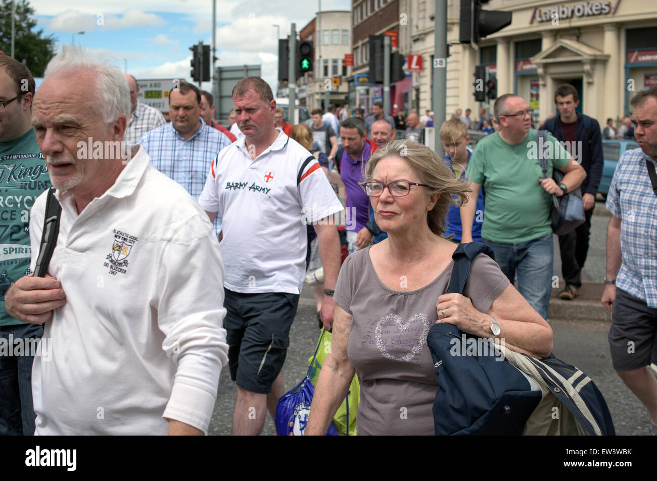 Nottingham,UK.17th Juni 2015.England und New Zealand Cricket-Fans kommen bei Nottingham Trent Bridge, Stockfoto