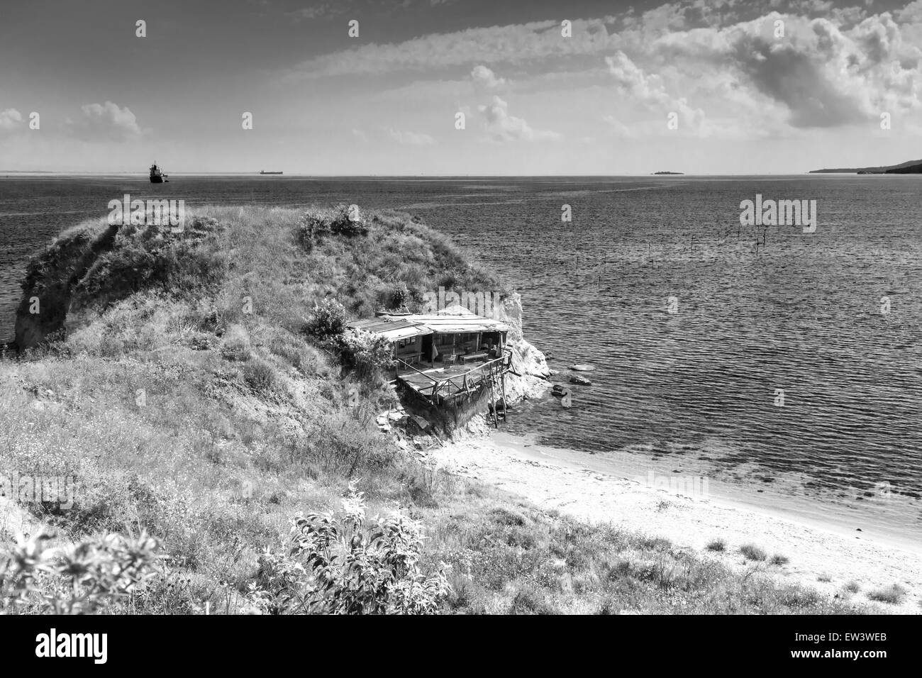Wilden Strand mit kleinen verlassenen Küste Restaurantgebäude, Schwarzmeerküste, Burgas, Bulgarien. Vintage stilisierte, Monochrom Stockfoto