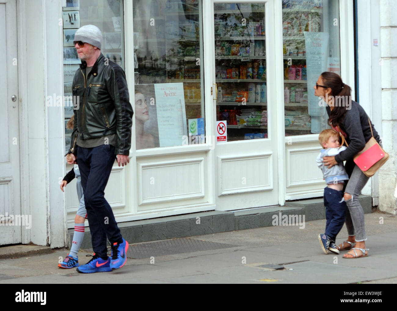 Chris Evans unterwegs in Primrose Hill mit Natasha Shishmanian und Kinder Eli und Noah.  Mit: Chris Evans, Natasha Shishmanian, Eli Alfred Michael Evans, Noah Nicholas Martin Evans wo: London, Vereinigtes Königreich bei: 16. April 2015 Stockfoto