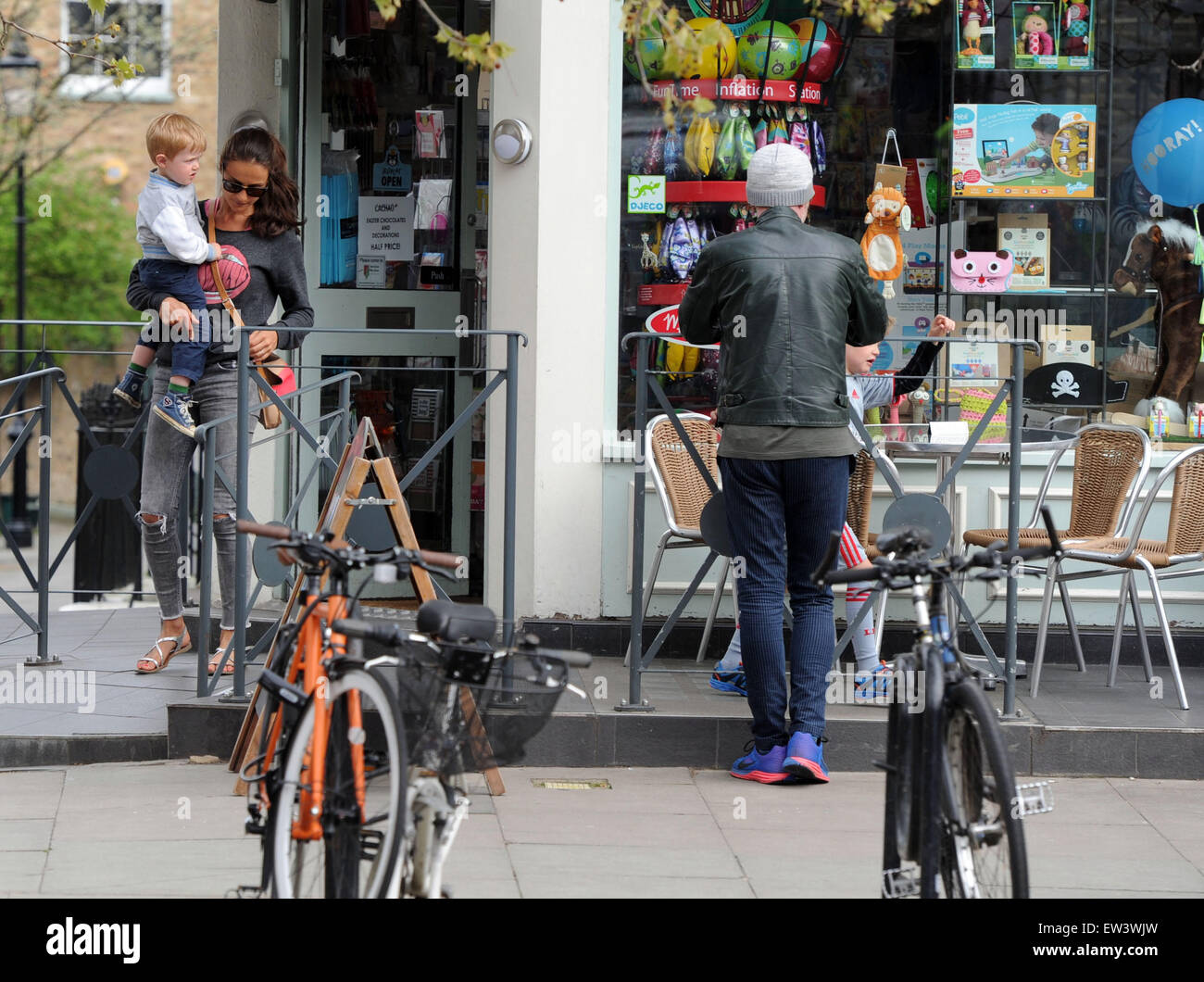 Chris Evans unterwegs in Primrose Hill mit Natasha Shishmanian und Kinder Eli und Noah.  Mit: Chris Evans, Natasha Shishmanian, Eli Alfred Michael Evans, Noah Nicholas Martin Evans wo: London, Vereinigtes Königreich bei: 16. April 2015 Stockfoto