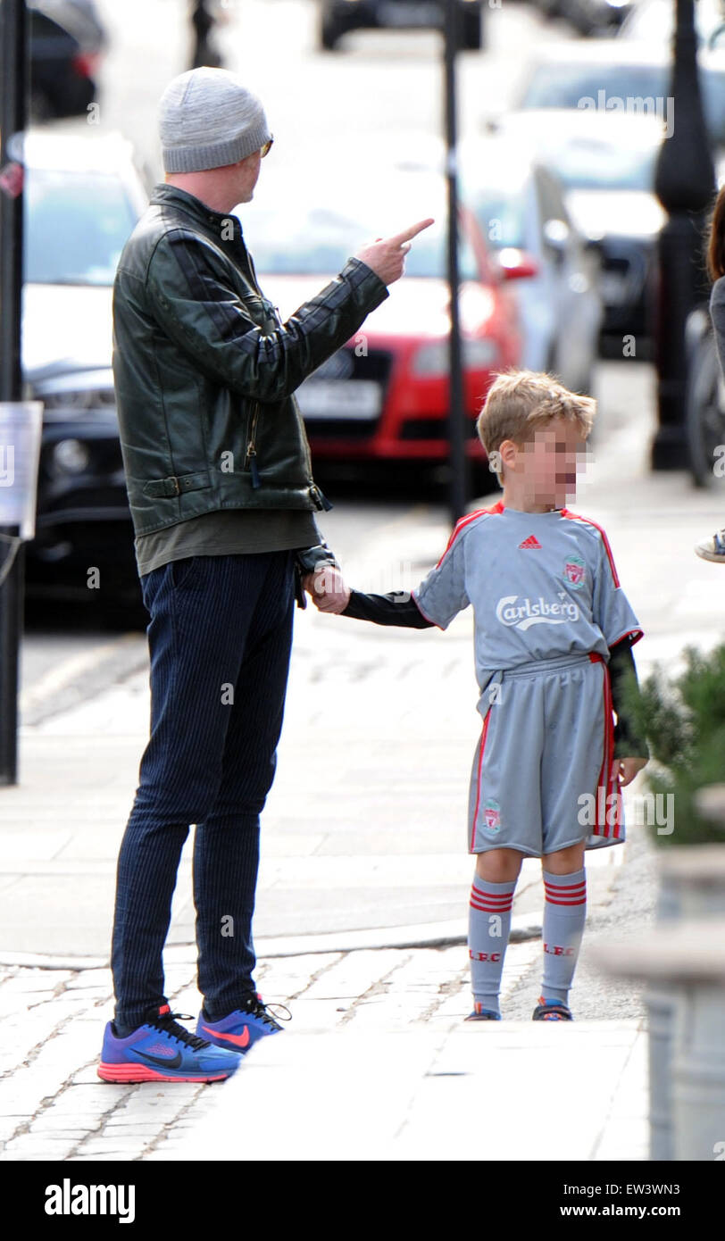 Chris Evans unterwegs in Primrose Hill mit Natasha Shishmanian und Kinder Eli und Noah.  Mit: Chris Evans, Natasha Shishmanian, Eli Alfred Michael Evans, Noah Nicholas Martin Evans wo: London, Vereinigtes Königreich bei: 16. April 2015 Stockfoto