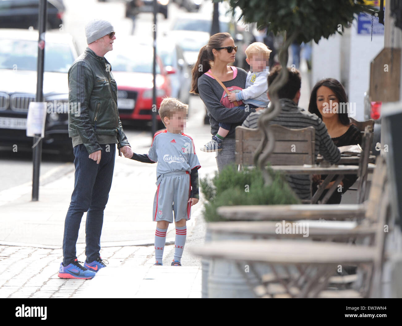 Chris Evans unterwegs in Primrose Hill mit Natasha Shishmanian und Kinder Eli und Noah.  Mit: Chris Evans, Natasha Shishmanian, Eli Alfred Michael Evans, Noah Nicholas Martin Evans wo: London, Vereinigtes Königreich bei: 16. April 2015 Stockfoto