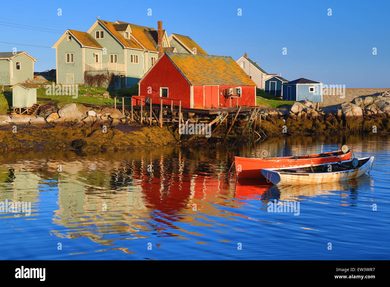 Nova Scotia Peggys Cove, Kanada Fischerdorf mit Hummer Boote. Blauer Himmel und farbenfrohe Gebäude. Stockfoto