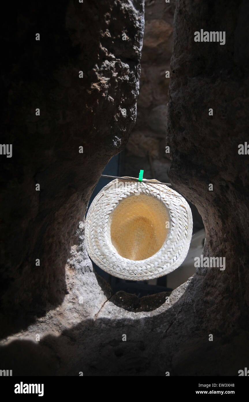 Strategisch platzierten ein Hut auf eine Zeichenfolge hilft, ein Loch für mehr Privatsphäre in eines der historischen ummauerten Städte Kroatiens zu decken. Stockfoto