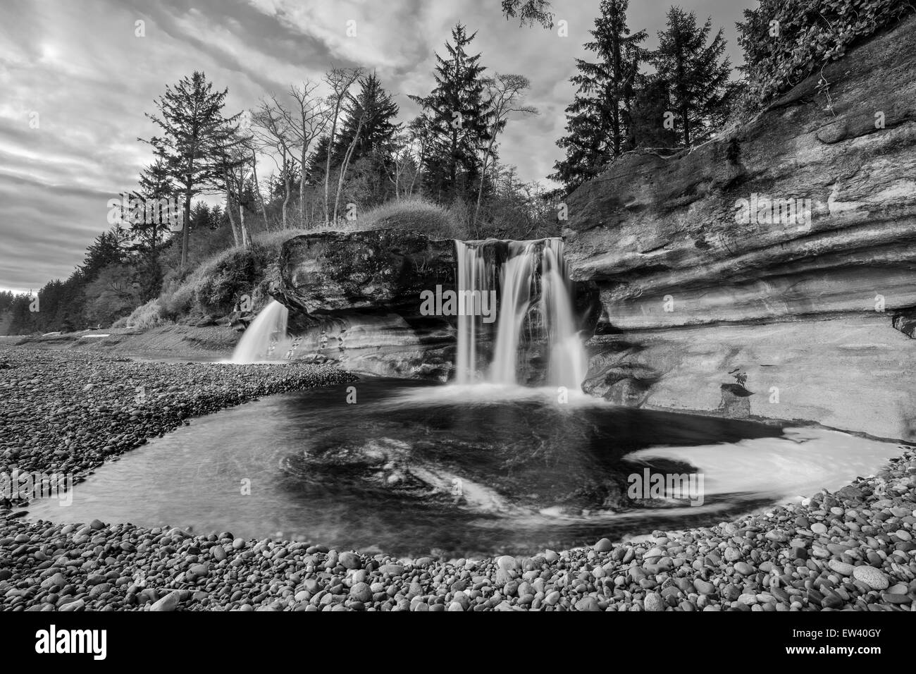 Sandcut Strand-Wasserfall im Frühling Fluss Jordan River, Britisch-Kolumbien, Kanada. Stockfoto