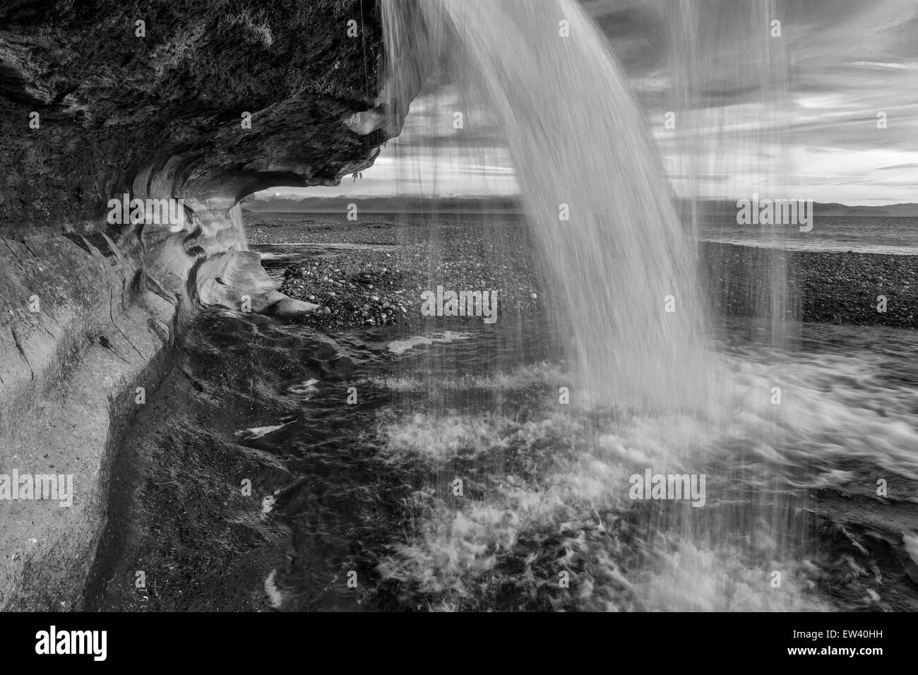 Sandcut Strand-Wasserfall im Frühling Fluss Jordan River, Britisch-Kolumbien, Kanada. Stockfoto