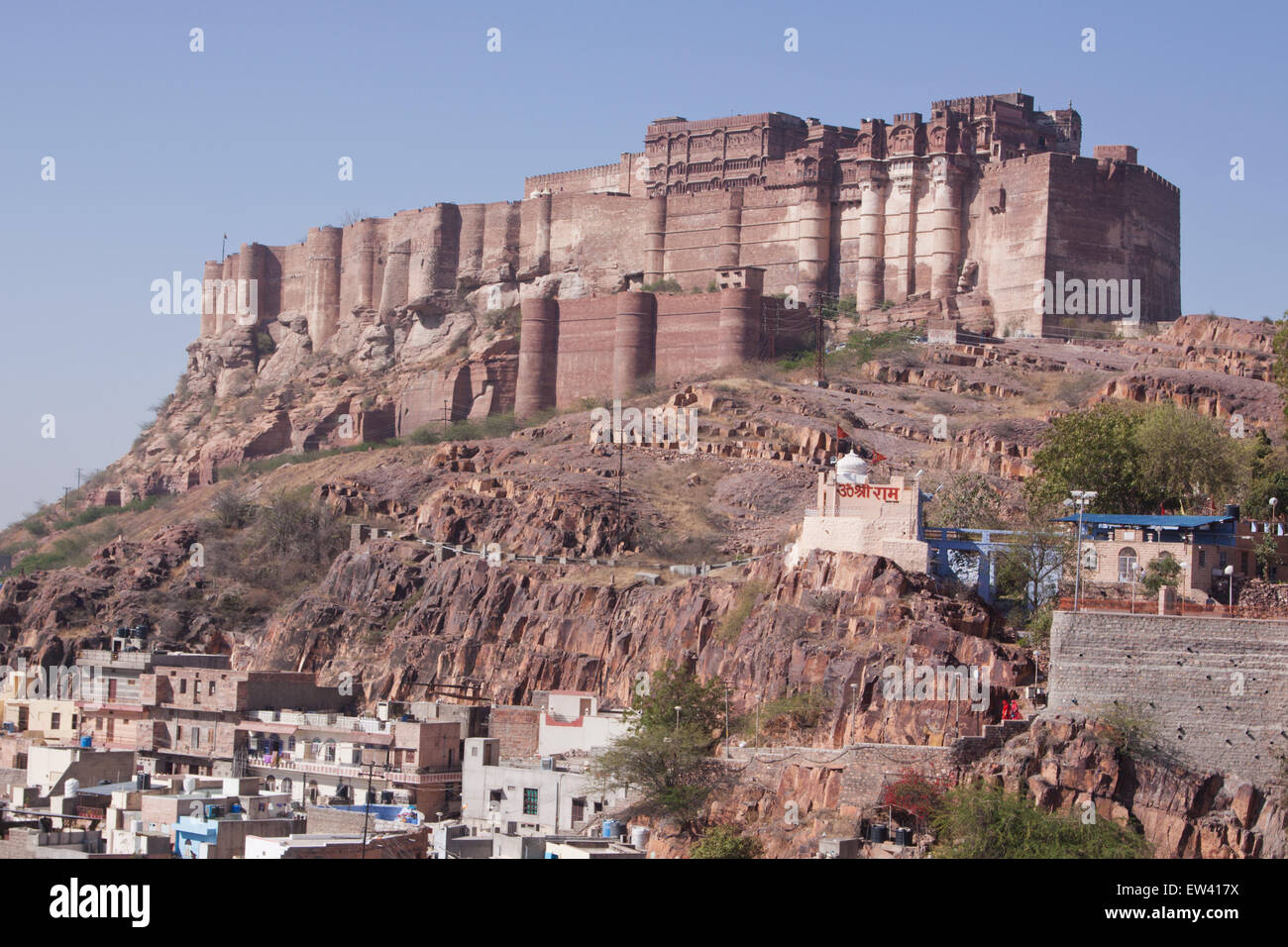 Die alten Mehrangarh Fort in Jodhpur, enthält mehrere Paläste und befindet sich auf einem Plateau etwa 400 Fuß über der Stadt Stockfoto