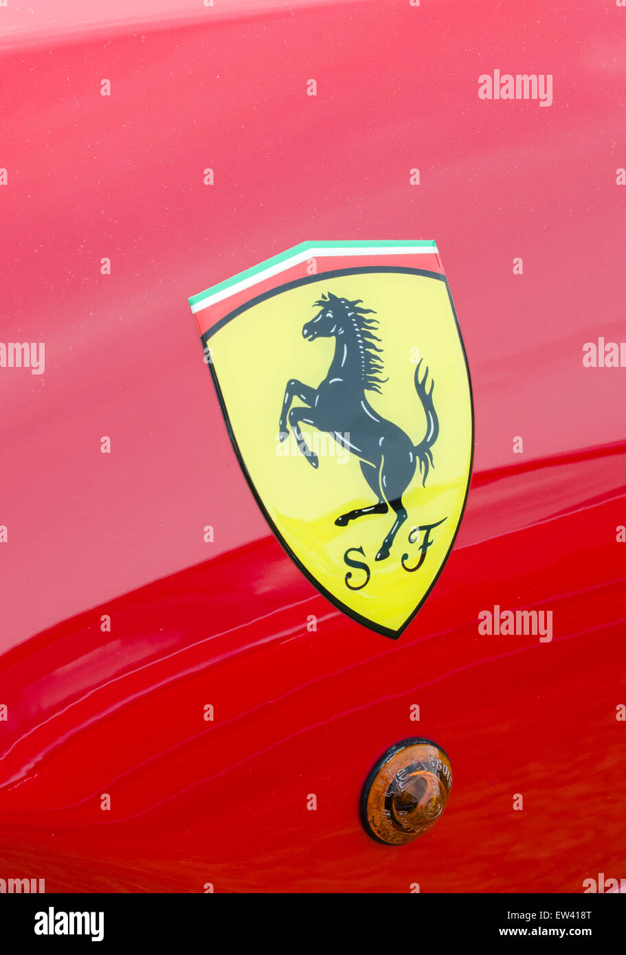 Nahaufnahme eines Ferrari Car-Abzeichens, Essex Oldtimer-Show UK Stockfoto