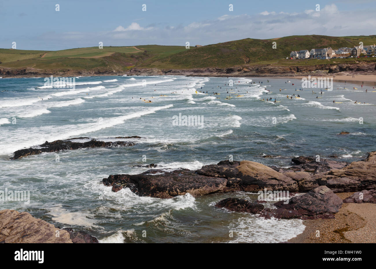 Polzeath mit seinen Wellen des Atlantiks ist einer der Top-Surf Strände im Vereinigten Königreich Stockfoto