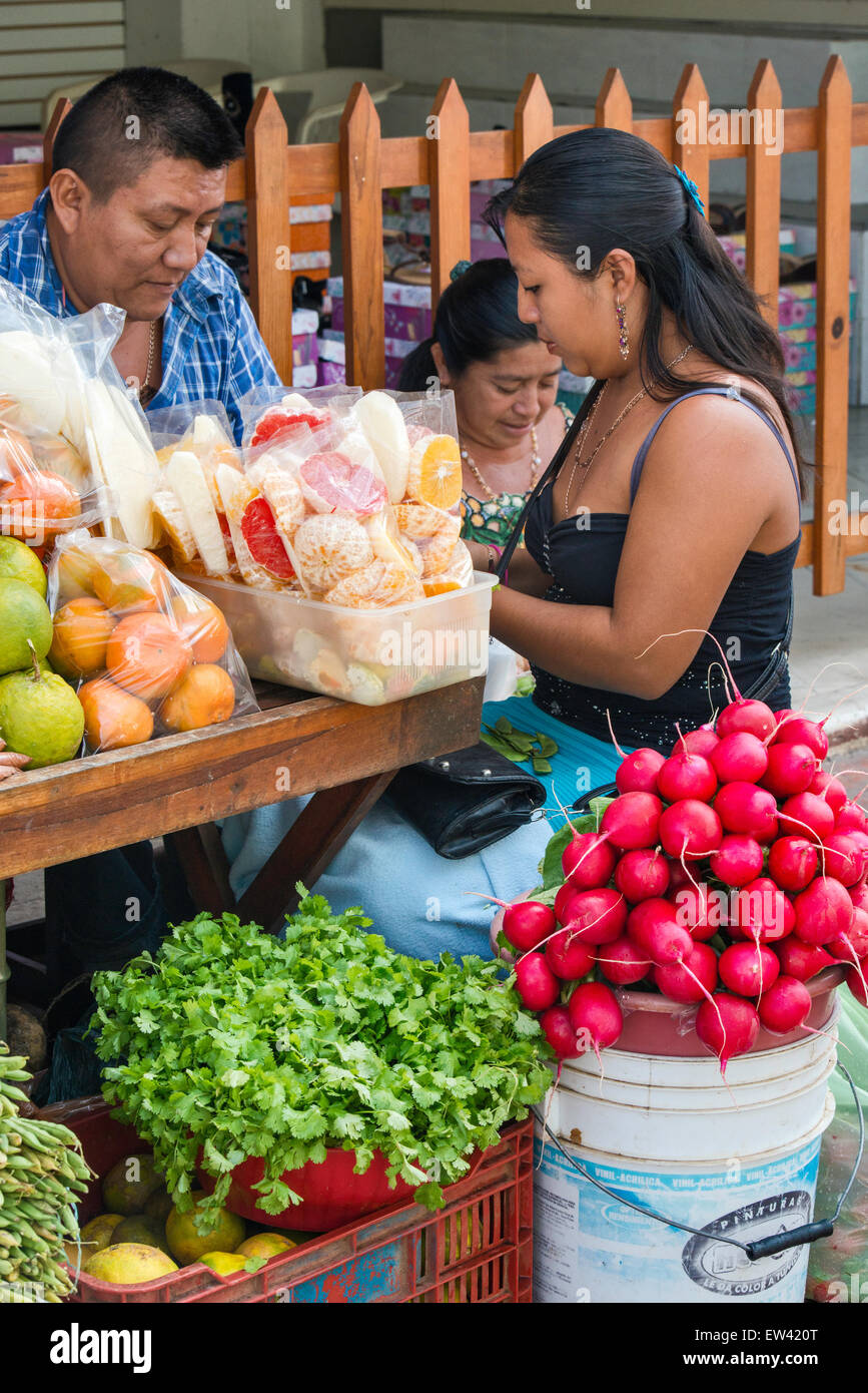 Gemüse und Obst stehen bei Calle 44 in Bundesstaates Valladolid, Yucatán, Mexiko Stockfoto