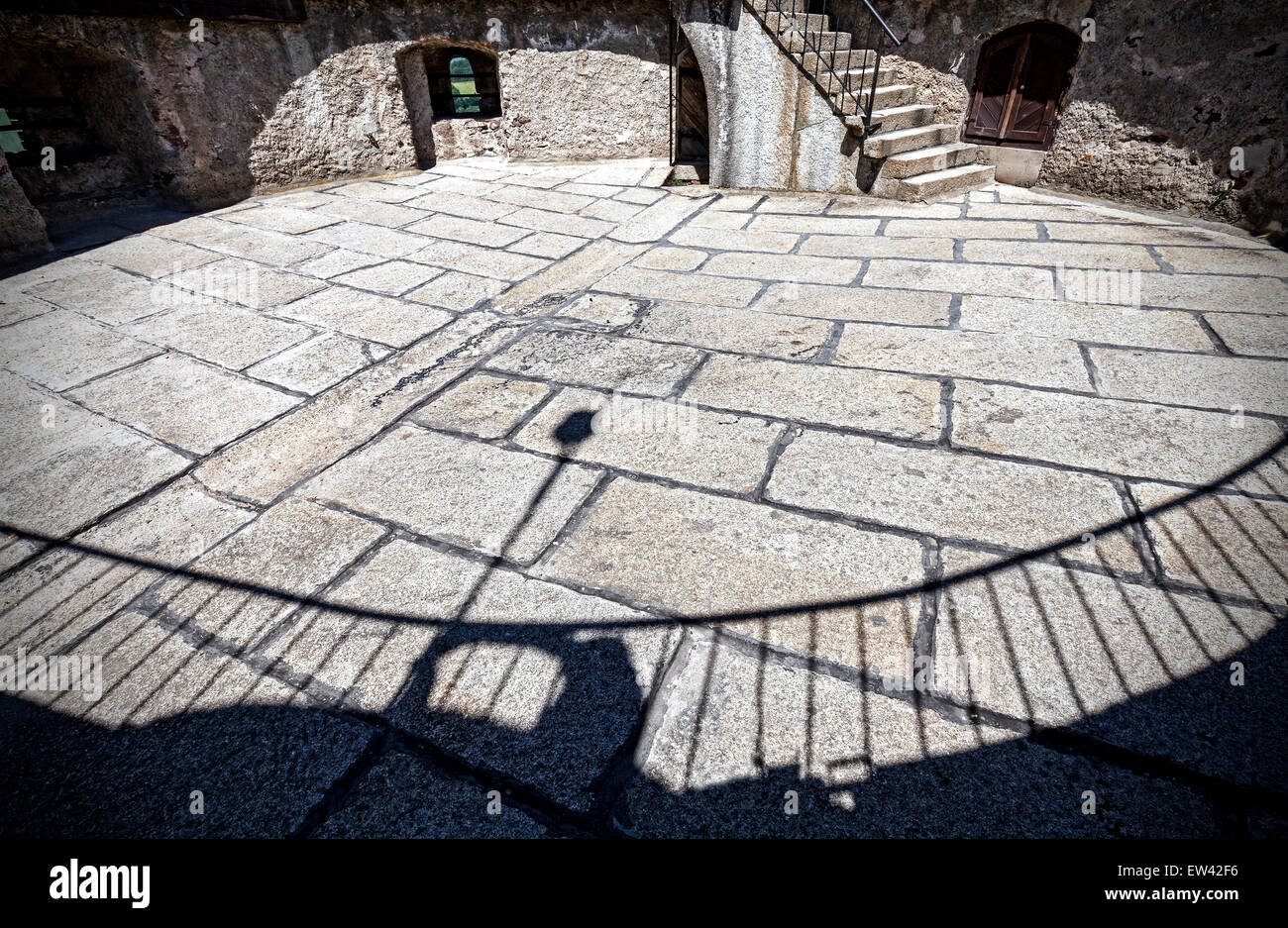 Schatten auf Steinboden mittelalterlichen Burg Ruinen. Stockfoto