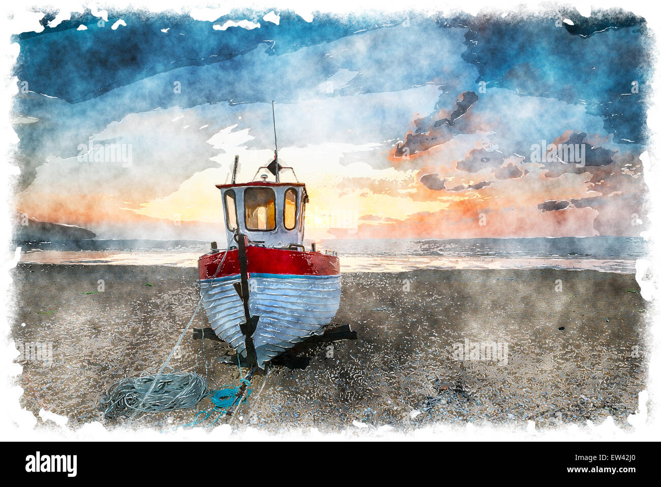 Dramatische Sonnenaufgang über einem roten und weißen Fischerboot auf einem Kiesstrand Stockfoto