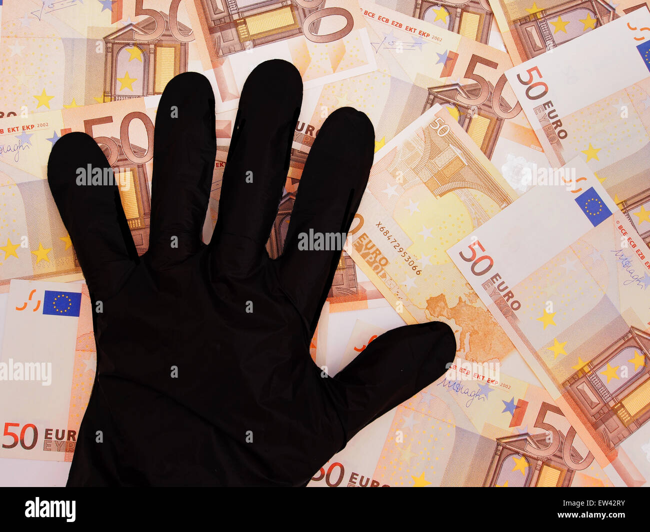 Schwarz behandschuhten Hand und Euro-Schein. Beschädigung oder Missbrauch Konzept. Stockfoto