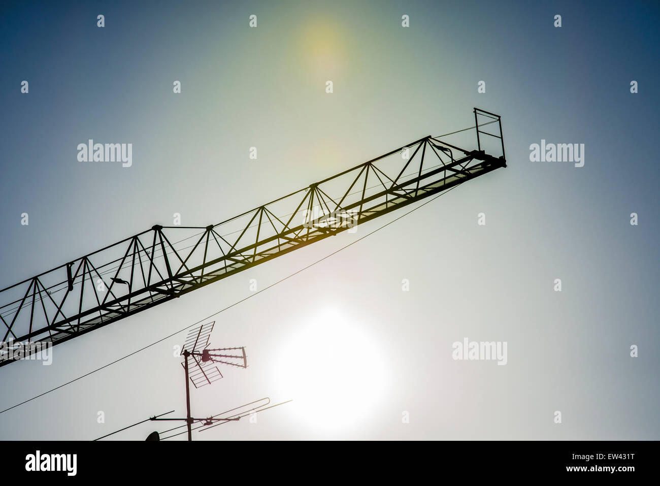 Silhouette von einem Baukran und Antenne bei Sonnenuntergang Stockfoto