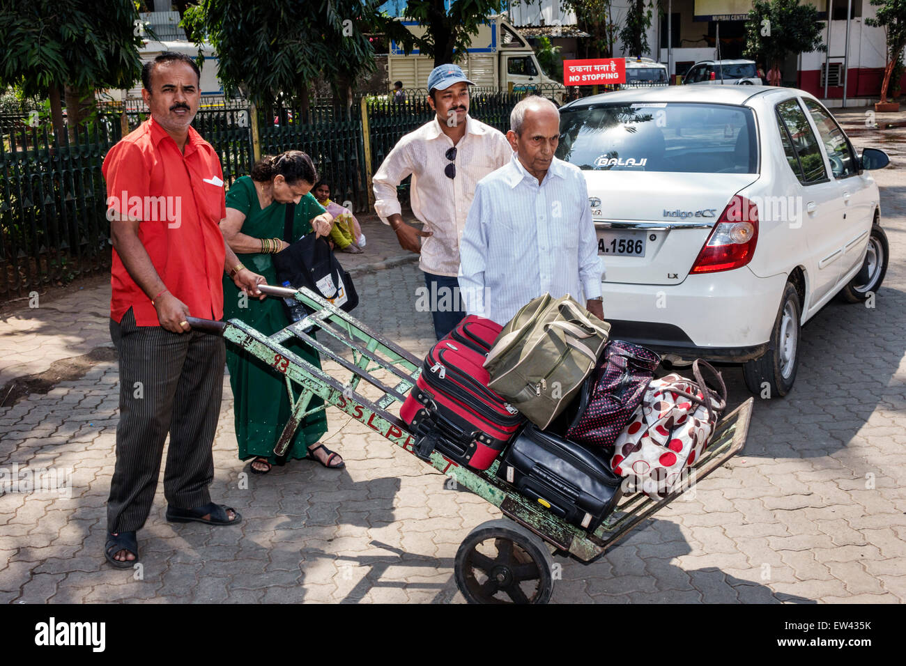 Mumbai Indien, Mumbai Hauptbahnhof, Zug, westliche Linie, Mann Männer männlich, Träger, Uniform, Gepäck, Wagen, Frau weibliche Frauen, Kunde, Indien150303013 Stockfoto