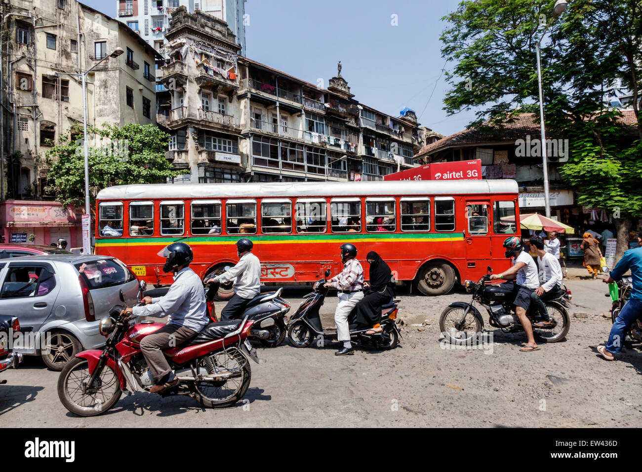 Mumbai Indien, Tardeo, Jehangir Boman Behram Road, Verkehr, ältere Slum Eigentumswohnung, Wohn-, Apartment, Wohnungen, Wohnung, Gebäude, BESTER Bus, Bus, Motorrad Stockfoto
