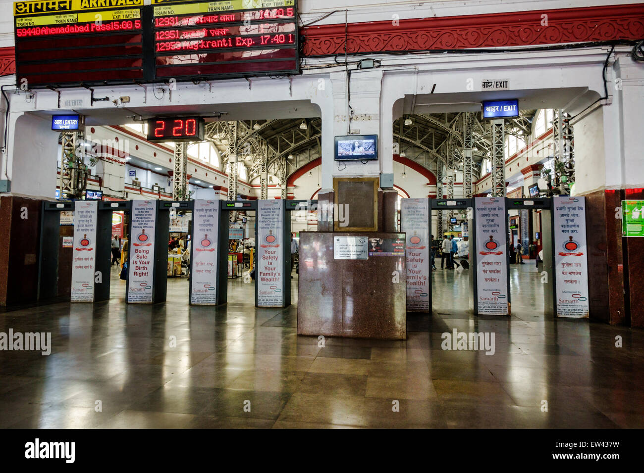 Mumbai Indien, Mumbai Hauptbahnhof, Zug, westliche Linie, innen, Terminal, Eingang, Sicherheitstore, Scanner, India150303062 Stockfoto