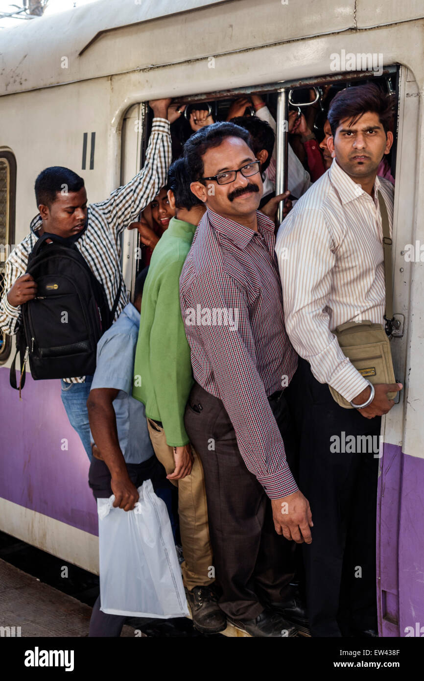 Mumbai Indien, Dadar Bahnhof, Zug, Western Line, Kabine, Passagiere Passagiere Fahrer, Reiter, stehend, offene Tür, überfüllt, Indien150303078 Stockfoto