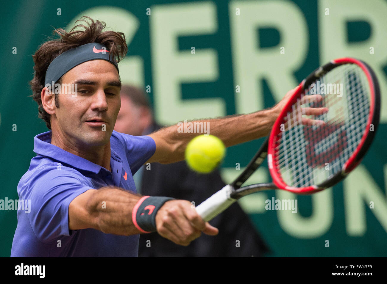 Halle, Deutschland. 17. Juni 2015. Roger Federer der Schweiz in Aktion während der Runde der 16 Match gegen Gulbis von Lettland bei den ATP-Tennisturnier in Halle, Deutschland, 17. Juni 2015. Foto: MAJA HITIJ/Dpa/Alamy Live News Stockfoto