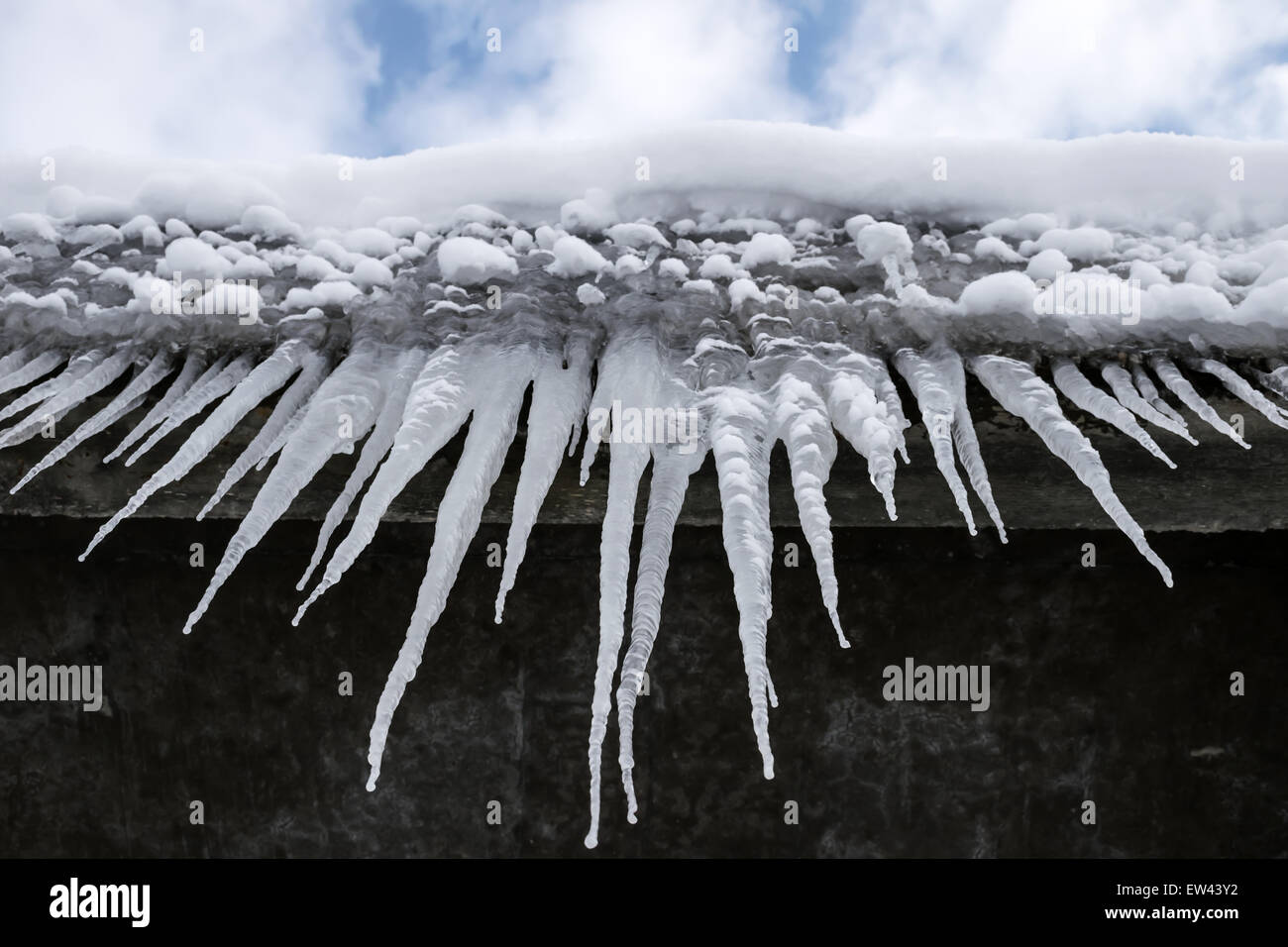 Gefährliche Eiszapfen Stockfoto