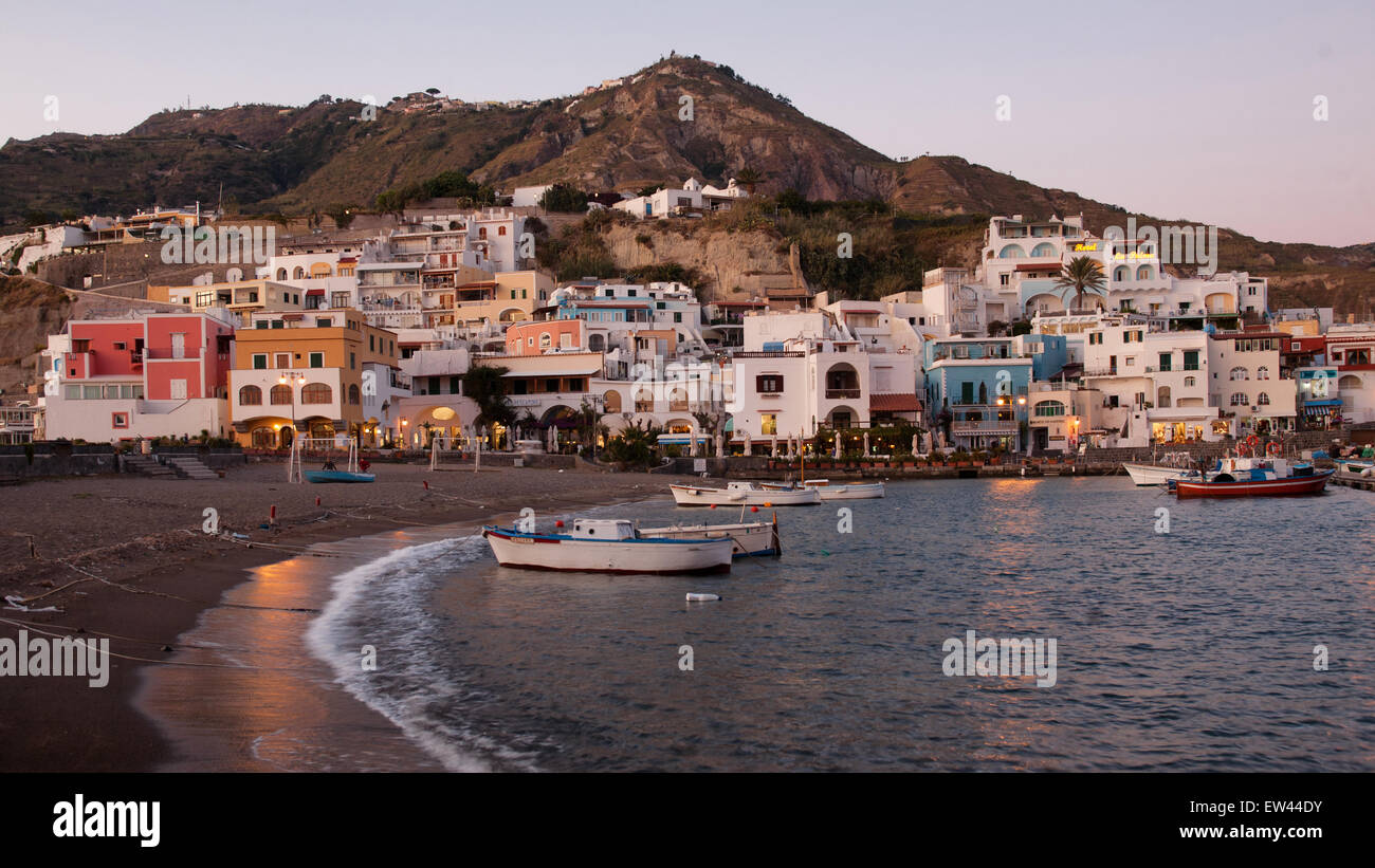 Ischia (Neapel, Italien) - Landschaft von Sant'Agelo in den Sonnenuntergang Stockfoto