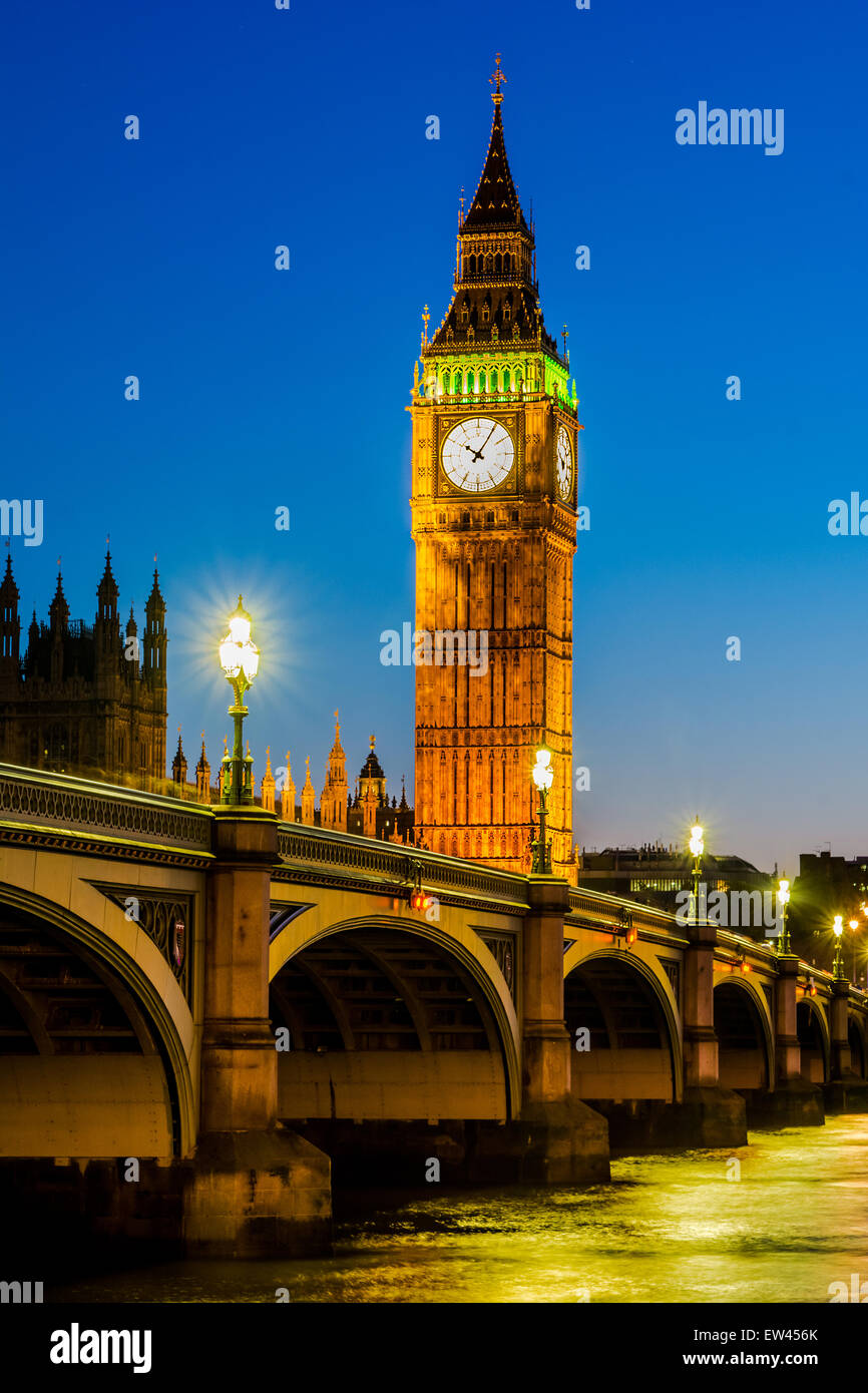 Nachtansicht des The Palace of Westminster mit Elizabeth Tower und Westminster Bridge über die Themse aus betrachtet. Stockfoto