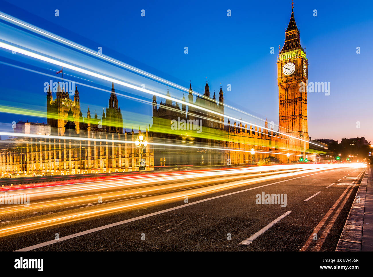 Nachtansicht des The Palace of Westminster mit Elizabeth Turm von der Westminster Bridge. Stockfoto