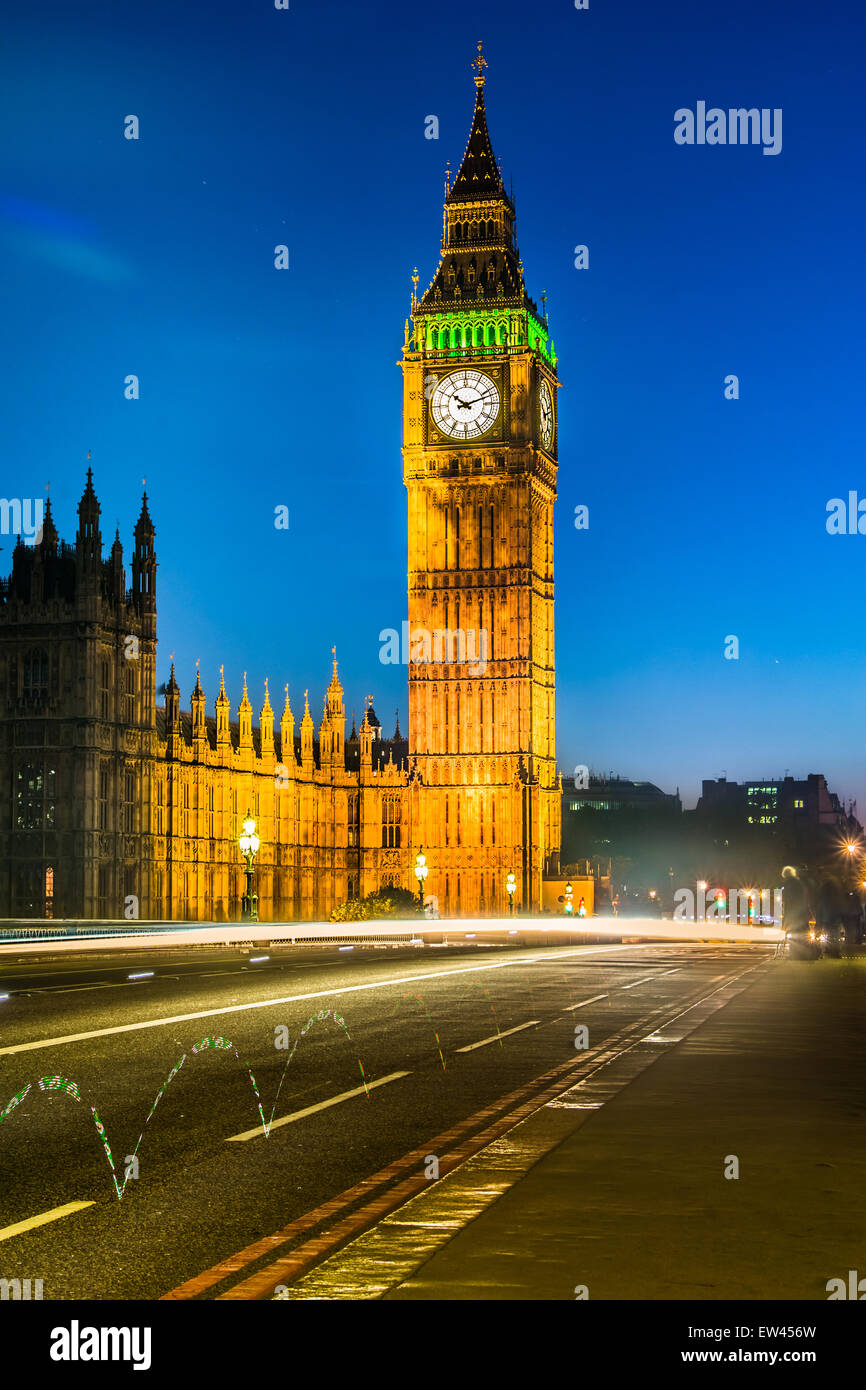 Nachtansicht des The Palace of Westminster mit Elizabeth Turm von der Westminster Bridge. Stockfoto