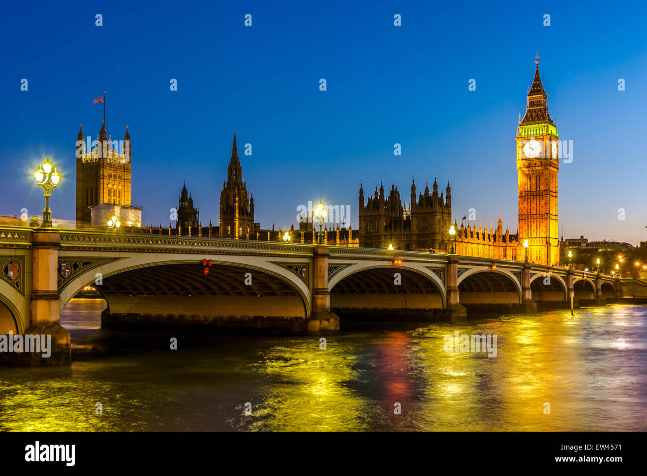 Nachtansicht des The Palace of Westminster mit Elizabeth Tower und Westminster Bridge über die Themse aus betrachtet. Stockfoto