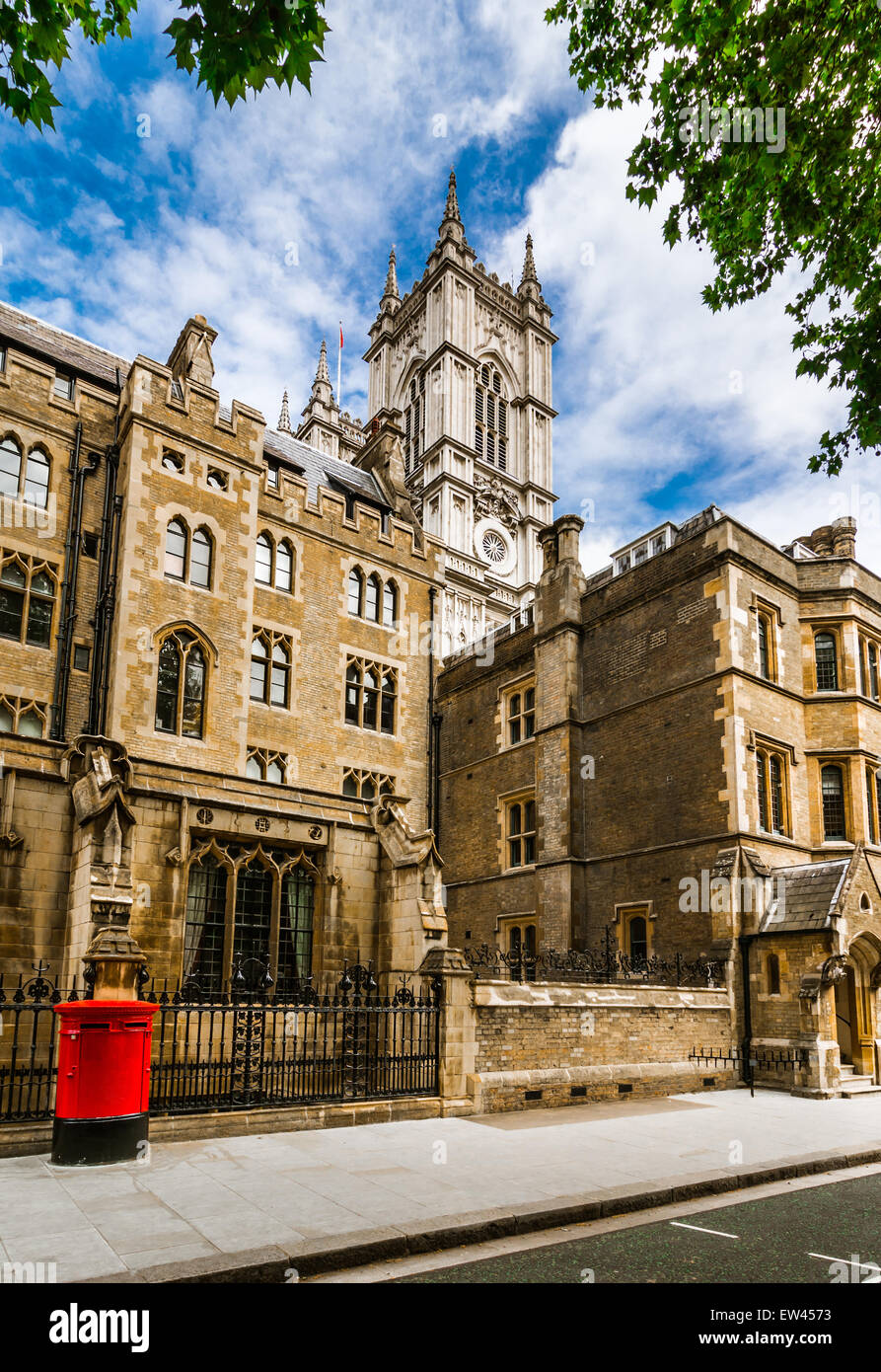 Westminster Abbey: Back Streetview London mit einer roten Telefonzelle außerhalb. Stockfoto