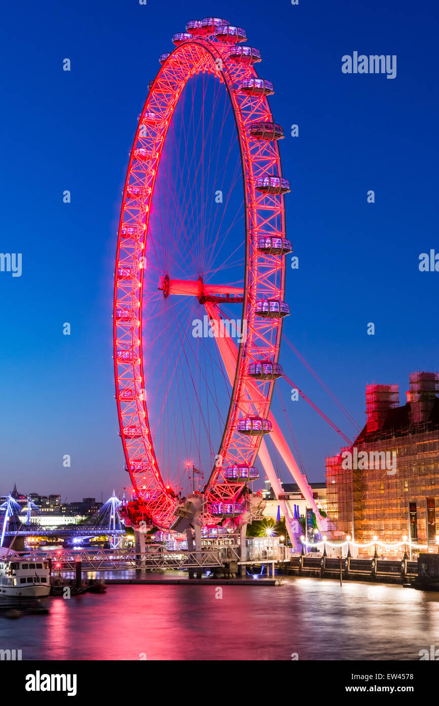 Das London Eye ist ein Riesenrad am Südufer der Themse in London. Auch bekannt als das Millennium Wheel Stockfoto