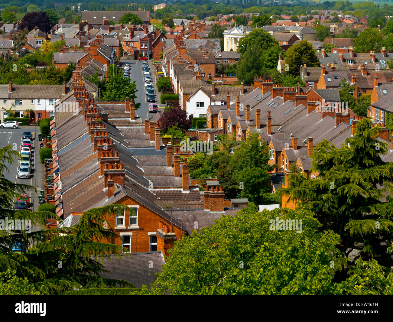 Blick über die Dächer in Richtung traditionelle Reihenhäuser in Loughborough, eine Stadt in Charnwood Borough Leicestershire England UK Stockfoto