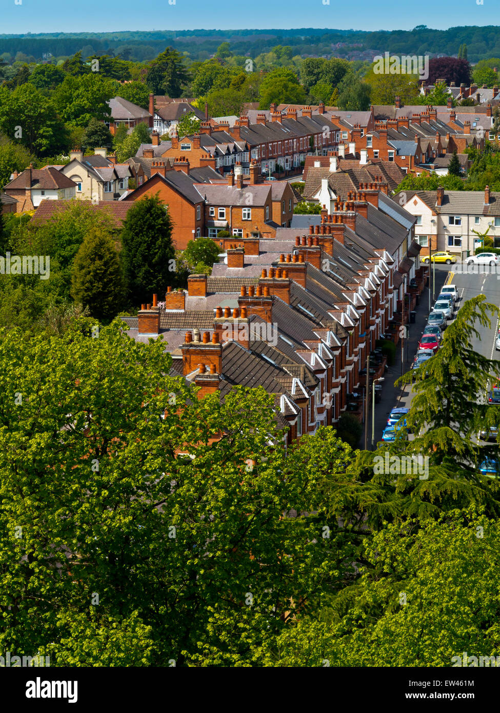 Blick über die Dächer in Richtung traditionelle Reihenhäuser in Loughborough, eine Stadt in Charnwood Borough Leicestershire England UK Stockfoto