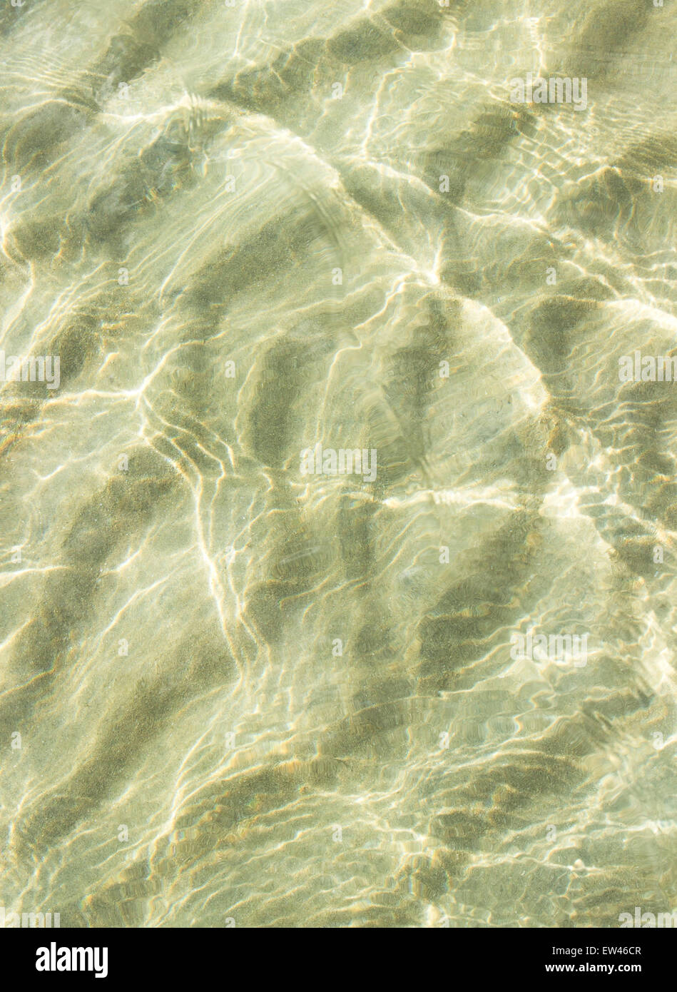 transparentes Wasser plätschern, Sand Wellen und Sonnenlicht blendet. Meeresboden Tapete Stockfoto