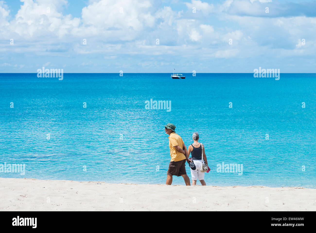 Ältere Mann und Frau Fuß den schönen Strand auf St. Croix, Amerikanische Jungferninseln. Stockfoto