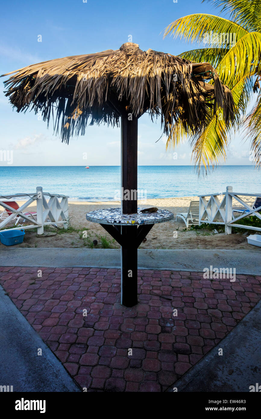 Ein Sonnenschirm, bekannt als eine Palapa, mit dem karibischen Meer im Hintergrund. St. Croix, Amerikanische Jungferninseln, USVI, U.S.V.I. Stockfoto