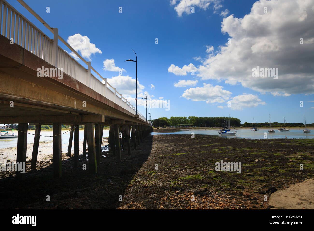 Langstone Brücke und den Hafen bei Ebbe an einem Sommertag Stockfoto