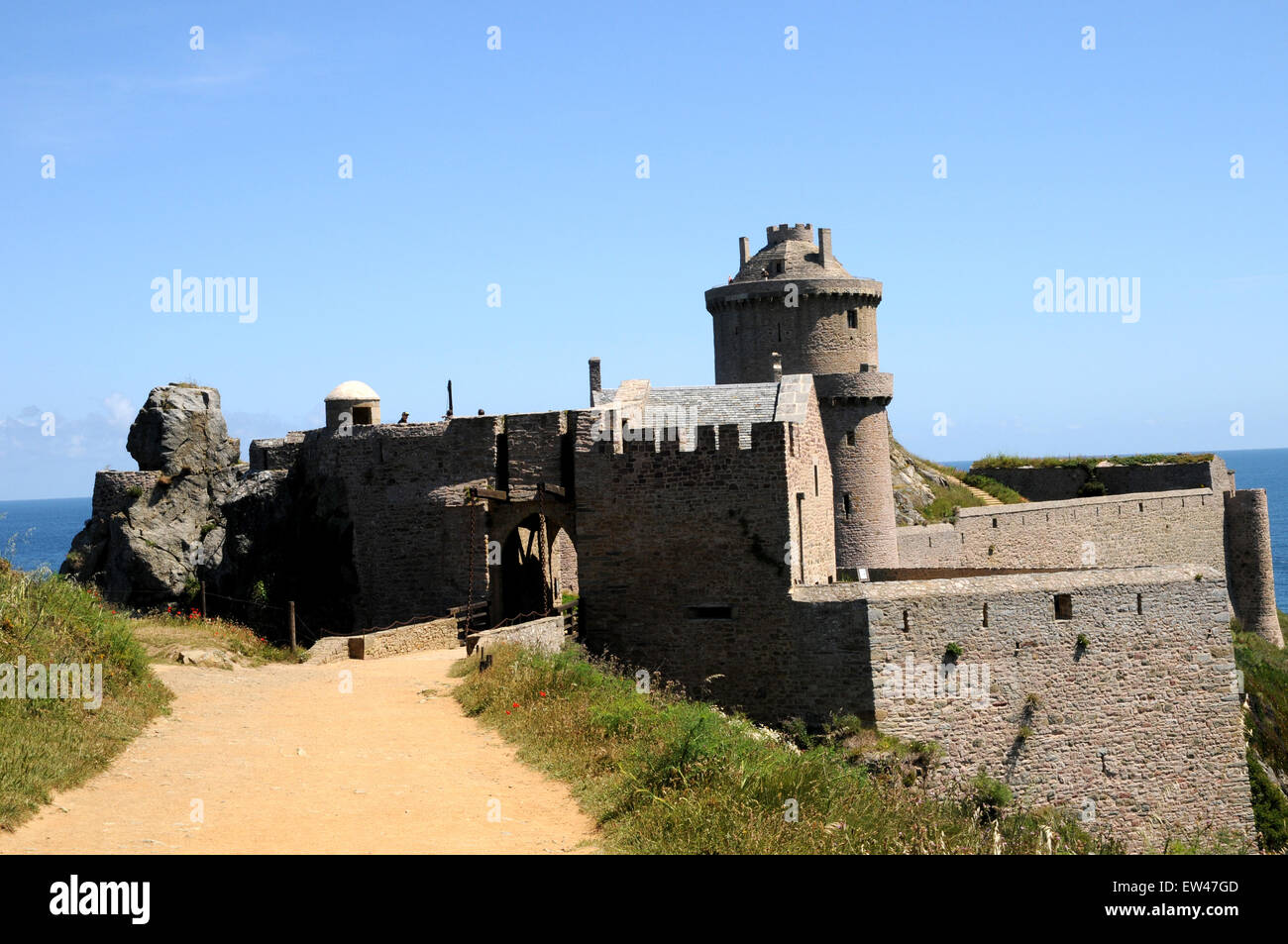 Fort La Latte, aus dem 14. Jahrhundert liegt auf einer felsigen Landzunge mit Blick auf die wilden Norden bretonische Küste in der Nähe von Frehel. Stockfoto