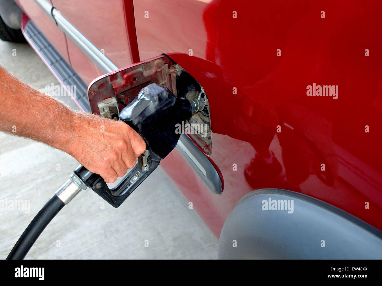 Menschenhand Benzin Pumpen Stockfoto