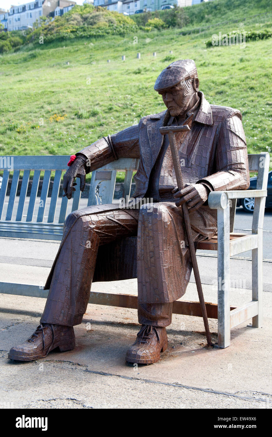 Freddie Gilroy und Bergen-Belsen Nachzügler Skulptur mit Blick auf North Bay, Scarborough, Yorkshire, Großbritannien Stockfoto