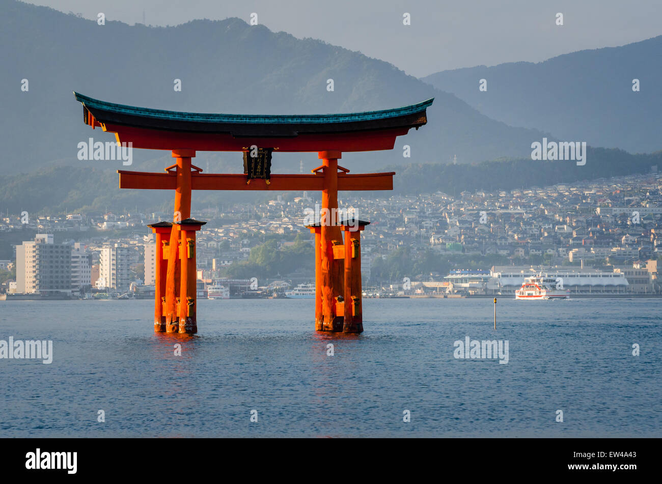 Die berühmten "schwebenden" Torii-Tor am Itsukushima, in der Präfektur Hiroshima Japan. Stockfoto