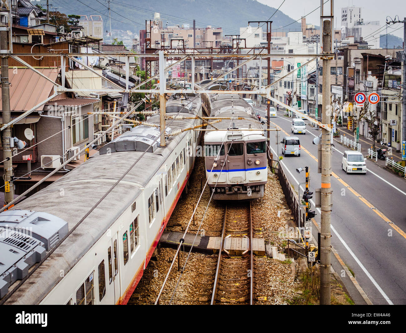 Vorbeifahrenden Züge auf der Bahnstrecke in Onomichi City, Japan. Stockfoto