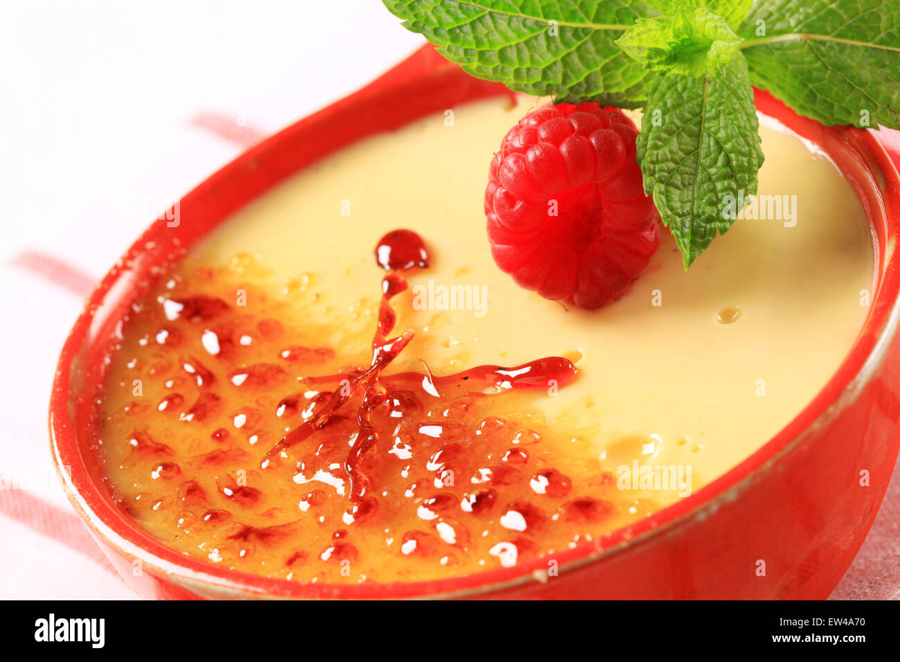 Crème Brûlée in einer roten Schale Stockfoto