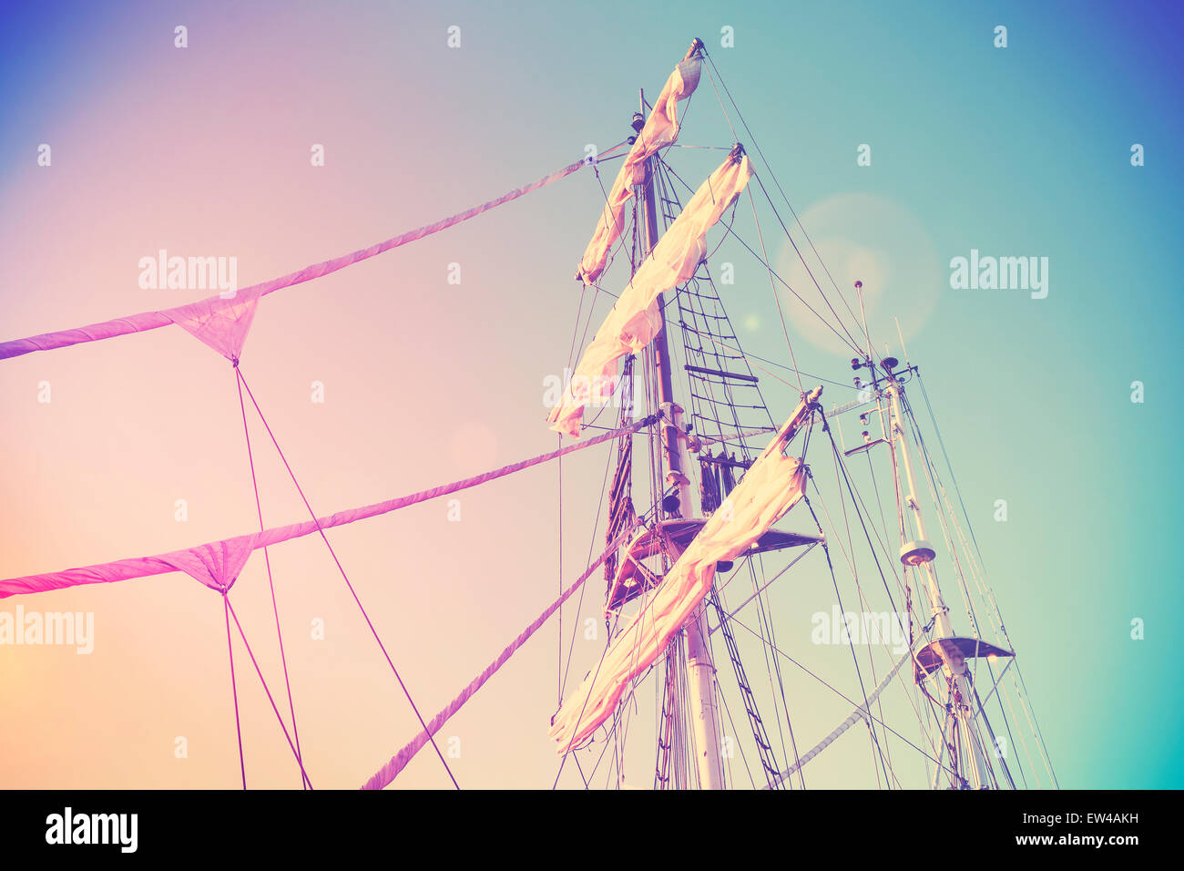 Vintage retro Instagram Stil Bild eines Segelschiffes Schiff Mast mit Lens-Flare-Effekt. Stockfoto
